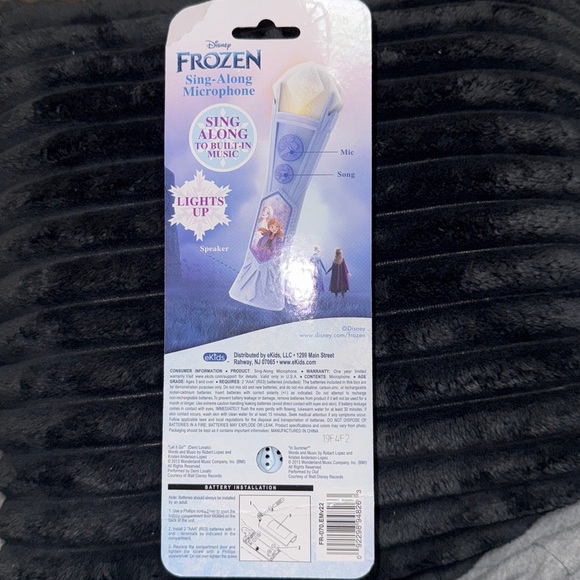 BRAND NEW‼️‼️

💜🩵Disney Frozen Light-Up Singing Microphone - Purple and Blue🩵💜 - Picture 3 of 3